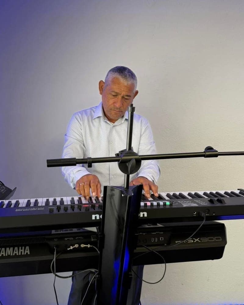 El líder de alabanza Antonio Moradel tocando los teclados durante un servicio